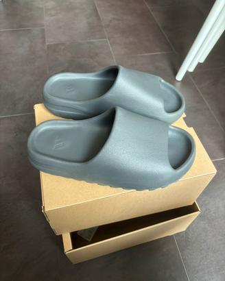 Yeezy Slide 43