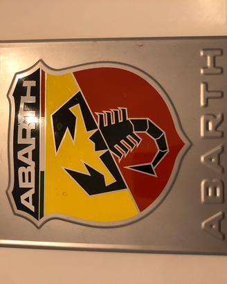 È una targa in metallo/Abarth