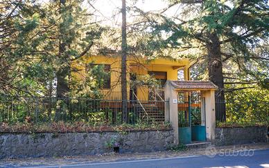 Pedara/Tarderia Villa singola con giardino