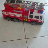 Camion vigili del fuoco spruzza