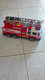 Camion vigili del fuoco spruzza