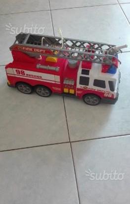 Camion vigili del fuoco spruzza