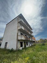 Palazzo quasi finito compreso di terreno