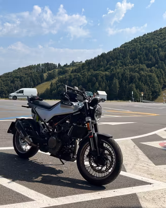 Husqvarna Svartpilen Vitpilen 401 ktm duke 390