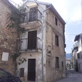 CASA SEMINDIPENDENTE A BRIGNANO-FRASCATA