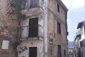 CASA SEMINDIPENDENTE A BRIGNANO-FRASCATA