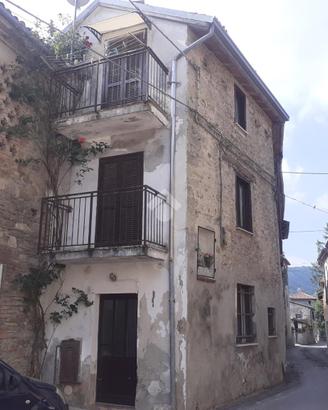 CASA SEMINDIPENDENTE A BRIGNANO-FRASCATA