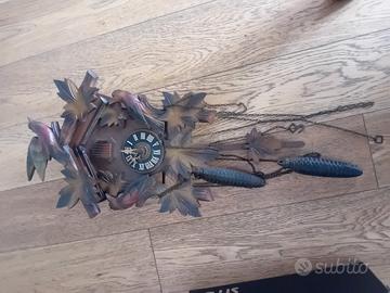 Antico orologio a cucu in legno