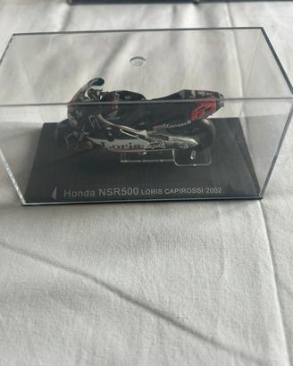 Modello Honda nsr500 Loris capirossi 2002 con teca