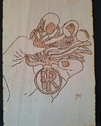 quadro pirografato.  fregio carabinieri e mano