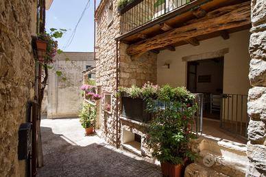 Casa in pietra arredata con veranda a Baunei