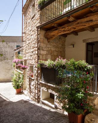 Casa in pietra arredata con veranda a Baunei