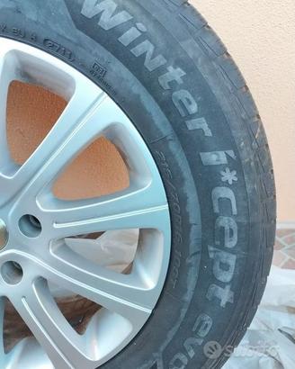 4 ruote con cerchio in lega MOMO 215/70 R16
