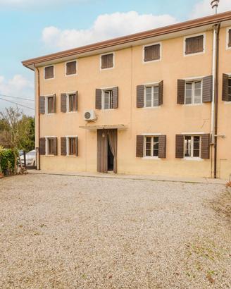 Casa colonica con annesso rustico e giardino