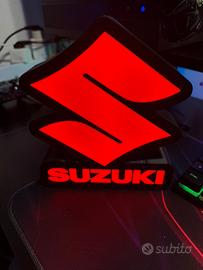 Lampada LED Suzuki decorativa stile racing