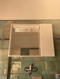 Specchiera e lavabo con mobile