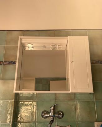 Specchiera e lavabo con mobile
