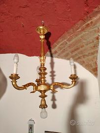 lampadario dorato a tre bracci e 4 luci 