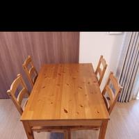 Tavolo e 4 sedie in legno Ikea