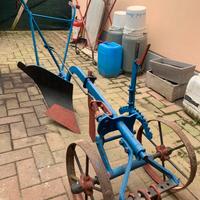 Aratro antico in ferro verniciato