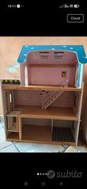 Casa delle bambole completa di mobili e accessori