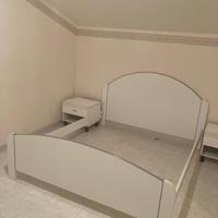 Letto matrimoniale e comodini