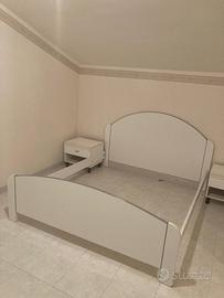 Letto matrimoniale e comodini