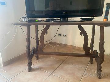 Tavolo costruito con  legno di castagno