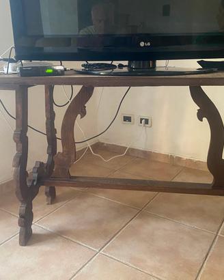 Tavolo costruito con  legno di castagno