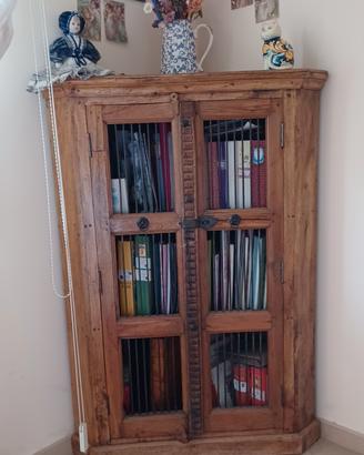 armadio o libreria angolare etnica