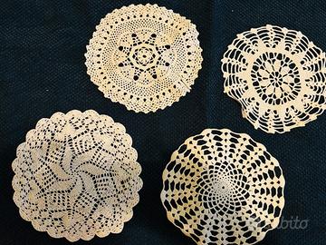Set di 4 centrini rotondi bianchi