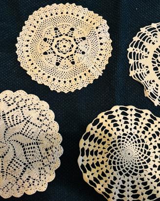 Set di 4 centrini rotondi bianchi