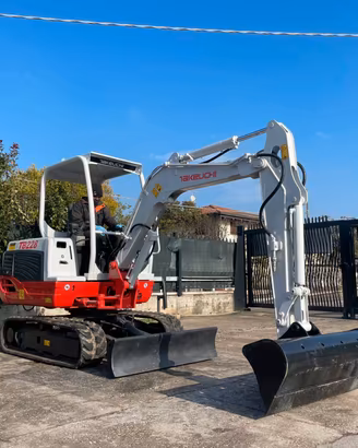 E117 Escavatore 28 q Takeuchi TB228