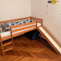 Letto a soppalco in legno con scivolo