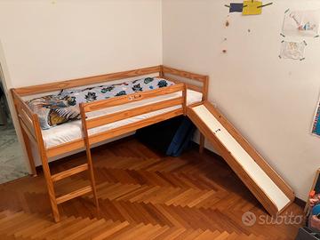 Letto a soppalco in legno con scivolo