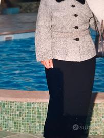 Giacca a pioggia e gonna nera