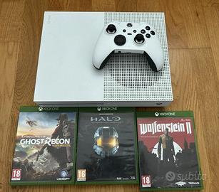 Xbox One S con controlli e giochi