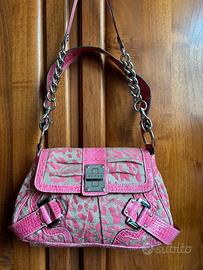 Borsa Guess con stampa leopardata fucsia y2k