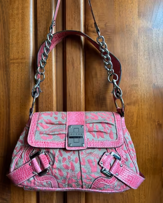 Borsa Guess con stampa leopardata fucsia y2k