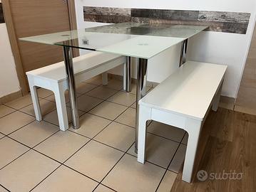 Tavolo in vetro con panche moderne