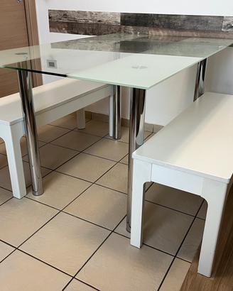 Tavolo in vetro con panche moderne