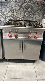 cucina 4 fuochi professionale