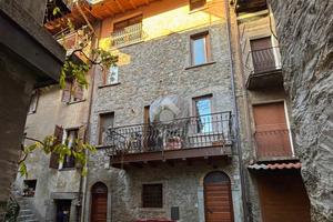 CASA SEMINDIPENDENTE A BRENO