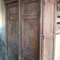 Armadio antico intagliato a mano