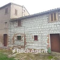 CASALE INDIPENDENTE CON GIARDINO