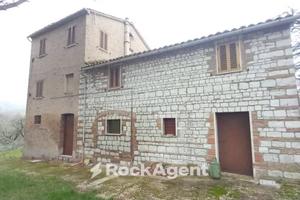 CASALE INDIPENDENTE CON GIARDINO