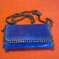 Borsa tracolla blu in pelle e catena color piombo