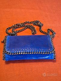 Borsa tracolla blu in pelle e catena color piombo