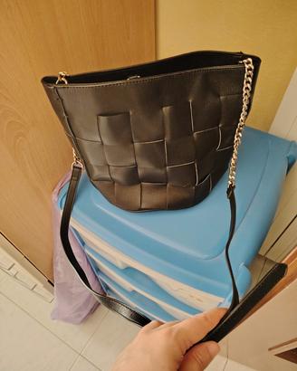 borsa nera a tracolla