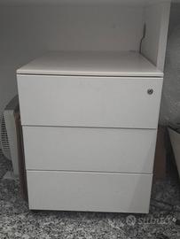 Cassettiera bianca con. 3 cassetti